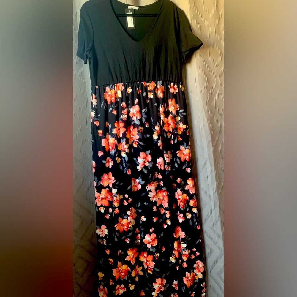 White Birch: Black floral maxi dress, size 1X with POCKETS 😍!!